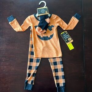 NWT 2T Halloween Pajama set with socks